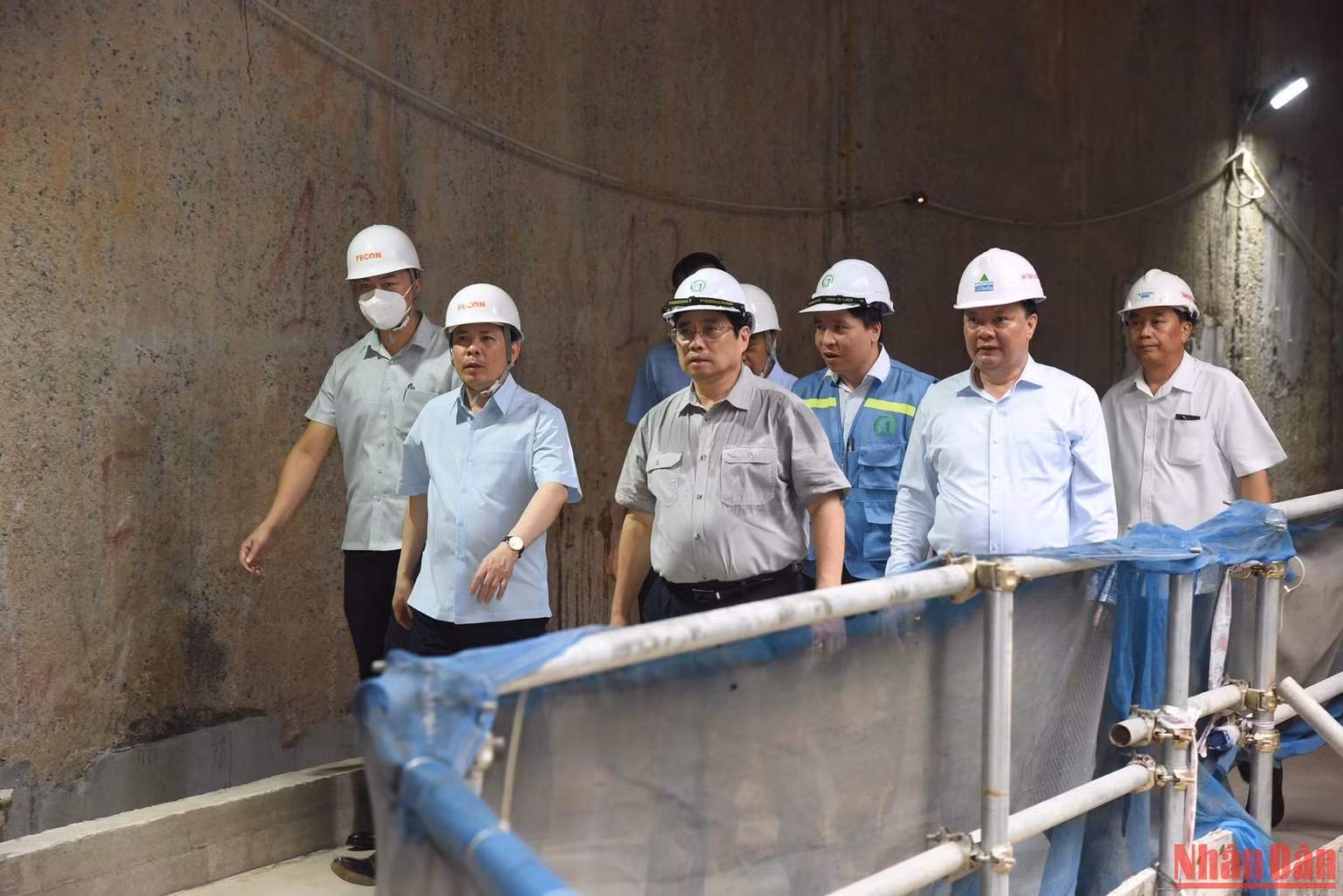 Thủ tướng Phạm Minh Chính thị sát, kiểm tra các hạng mục thi công ngầm ở Ga S9-Kim Mã. (Ảnh: Trần Hải)