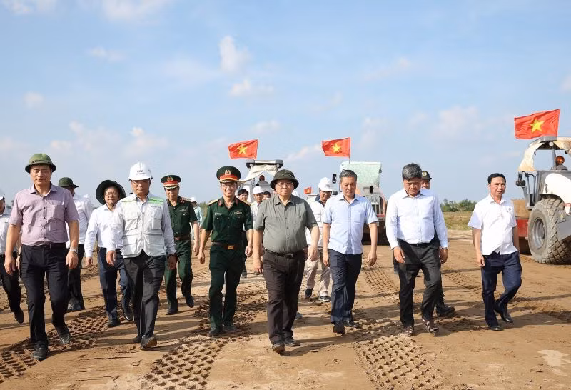 Thủ tướng Phạm Minh Chính kiểm tra tiến độ thi công dự án thành phần đoạn Hậu Giang-Cà Mau. (Ảnh: Dương Giang/TTXVN)