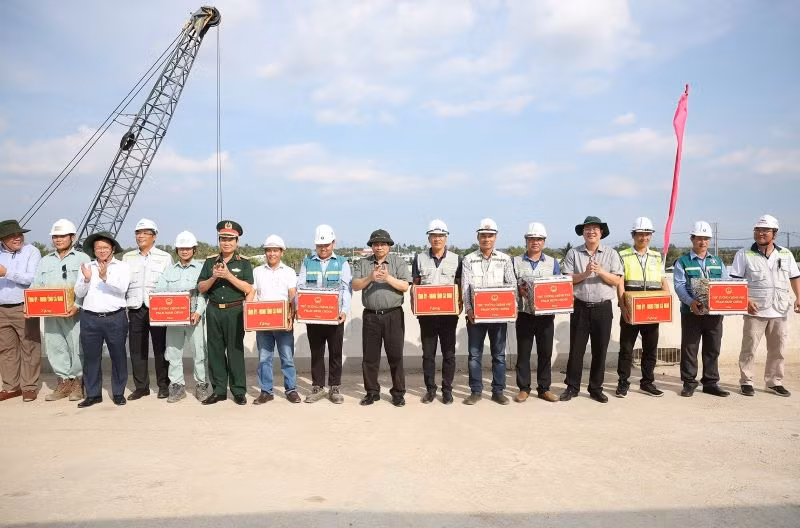 Thủ tướng Phạm Minh Chính thăm, động viên công nhân, kỹ sư thi công dự án đường bộ cao tốc Cần Thơ-Cà Mau đoạn qua thành phố Cà Mau. (Ảnh: Dương Giang/TTXVN)