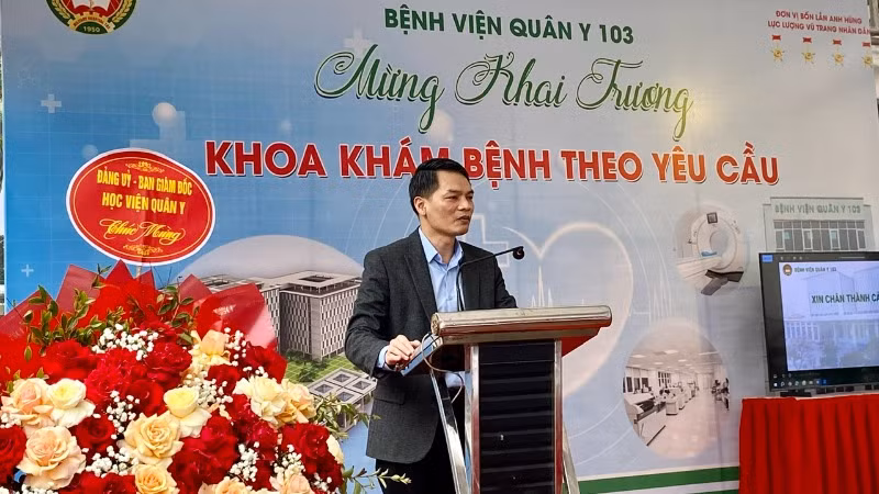 Đại tá, phó giáo sư, tiến sĩ Lương Công Thức, Giám đốc bệnh viện Quân y 103 phát biểu tại buổi lễ khai trương sáng 15/3. (Ảnh: ĐỖ THOA)