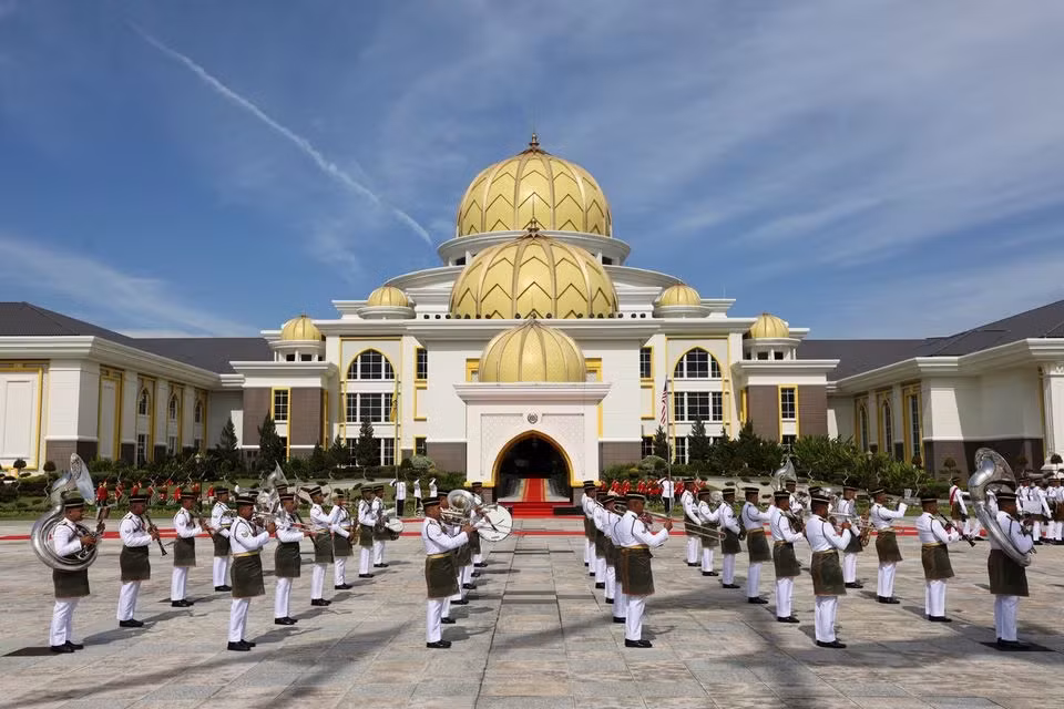 Dàn nhạc quân đội biểu diễn trong lễ đăng quang của Quốc vương.