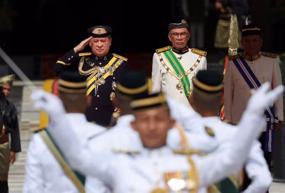 Quốc vương Sultan Ibrahim duyệt đội danh dự tại Quảng trường Cung điện Hoàng gia.