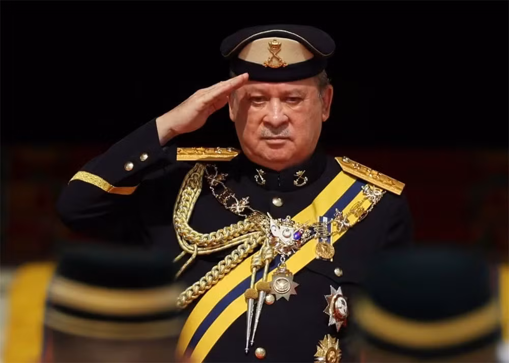 Theo quy định của luật pháp và hiến pháp Liên bang Malaysia, Quốc vương là nguyên thủ quốc gia. Quốc vương cũng là nhà lãnh đạo trên danh nghĩa của các lực lượng vũ trang Malaysia.