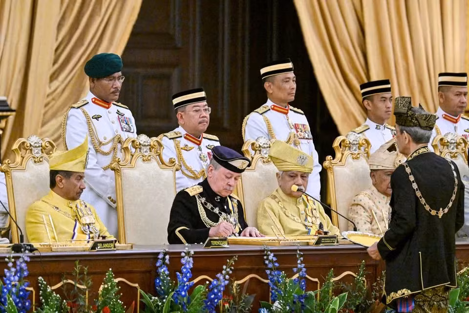 Quốc vương Sultan Ibrahim ký các văn kiện trong lễ đăng quang.