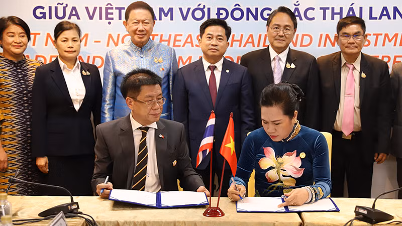 Các doanh nghiệp hai nước ký kết hợp tác. (Ảnh: CTV) Các doanh nghiệp hai nước ký kết hợp tác. (Ảnh: CTV)