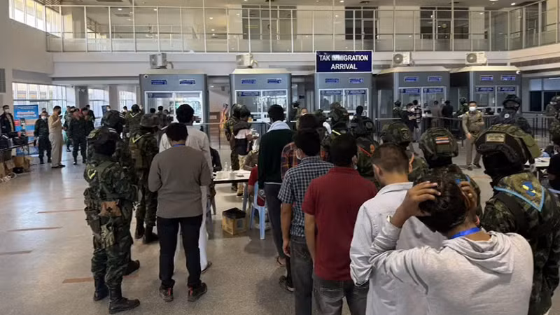 Lực lượng quân đội Thái Lan hỗ trợ an ninh cho công tác hồi hương công dân Ấn Độ. (Ảnh: NBT) Lực lượng quân đội Thái Lan hỗ trợ an ninh cho công tác hồi hương công dân Ấn Độ. (Ảnh: NBT)