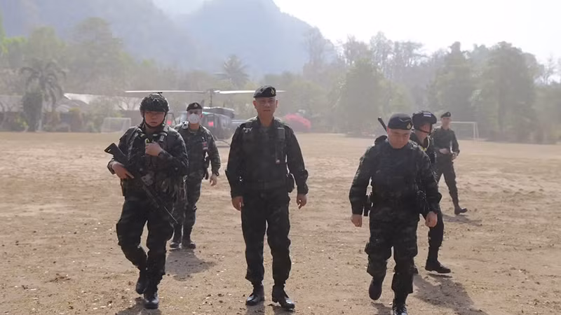 Thiếu tướng Maitri Chupreecha, Chỉ huy lực lượng đặc nhiệm Naresuan xuống thị sát tại tỉnh Tak ngày 1/3. Ảnh NBT.