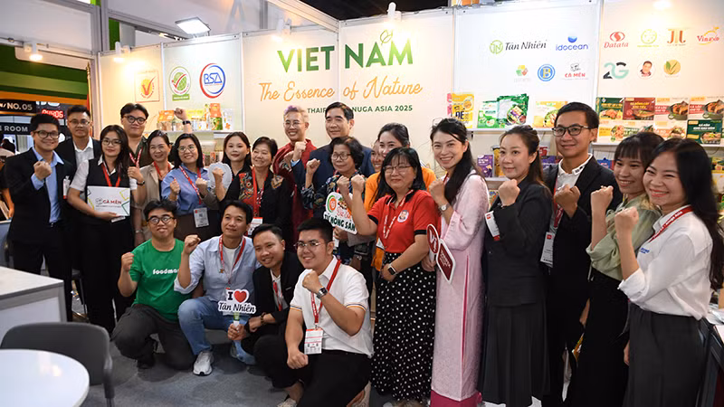 Đại sứ Phạm Việt Hùng với một số doanh nghiệp Việt Nam tại hội chợ.