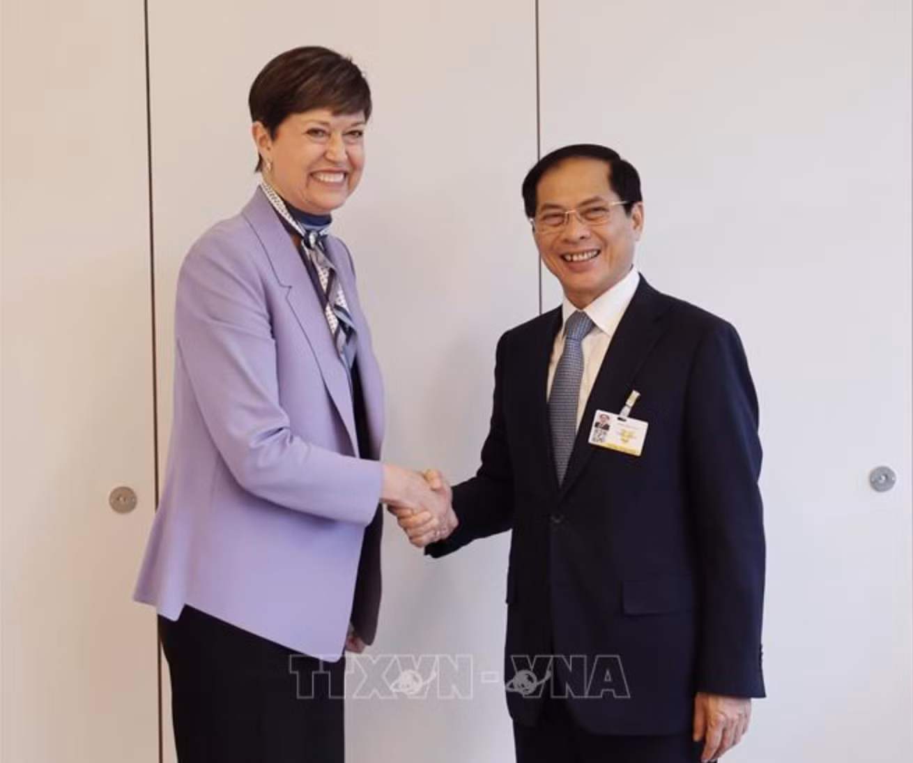 Bộ trưởng Ngoại giao Bùi Thanh Sơn và Đại diện Bộ trưởng Ngoại giao Canada tại Quốc hội Pam Damoff. Ảnh: TTXVN