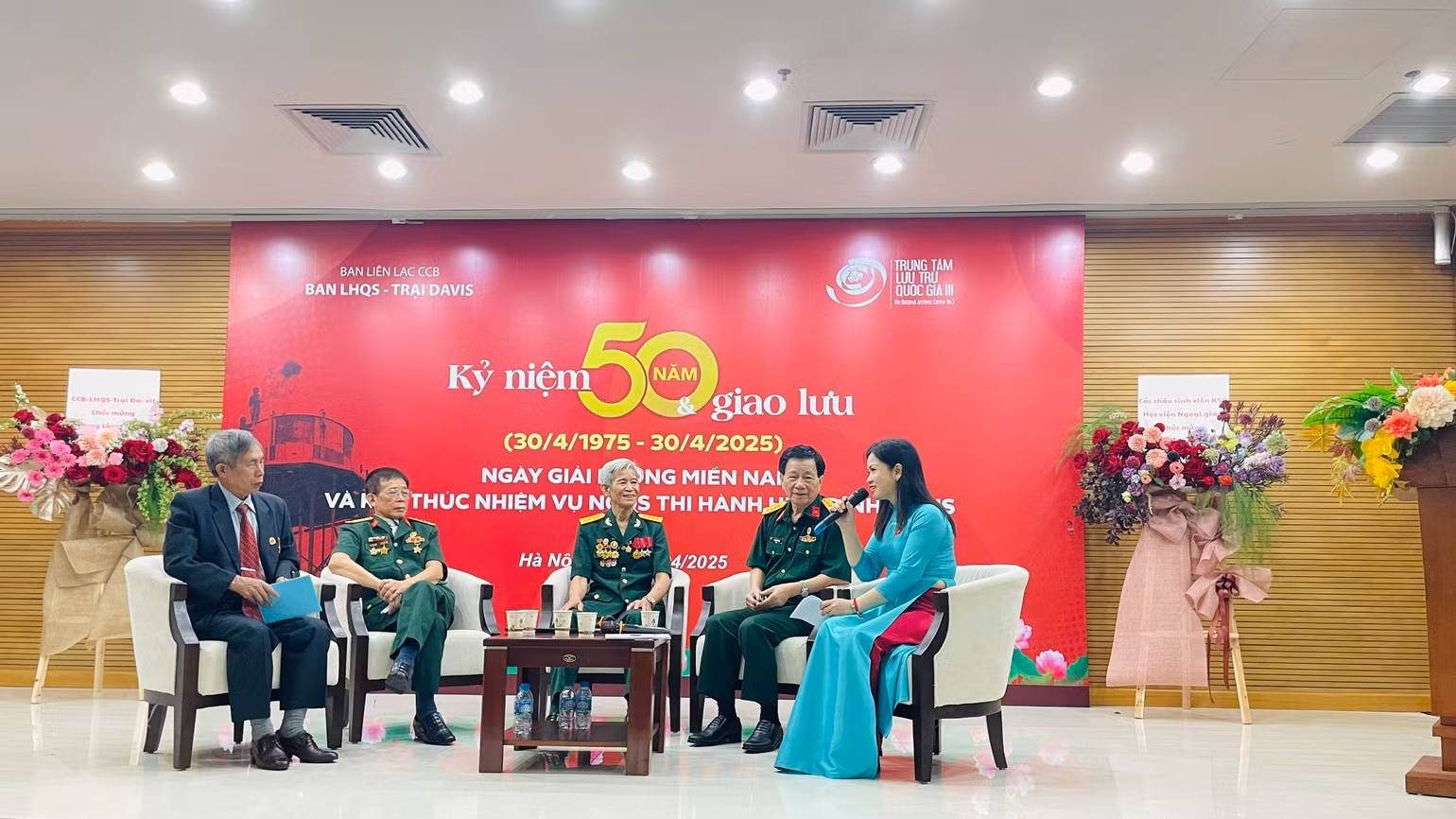 Các cựu chiến binh Ban liên hợp Quân sự - Trại Davis giao lưu với khán giả. Các cựu chiến binh Ban liên hợp Quân sự - Trại Davis giao lưu với khán giả.