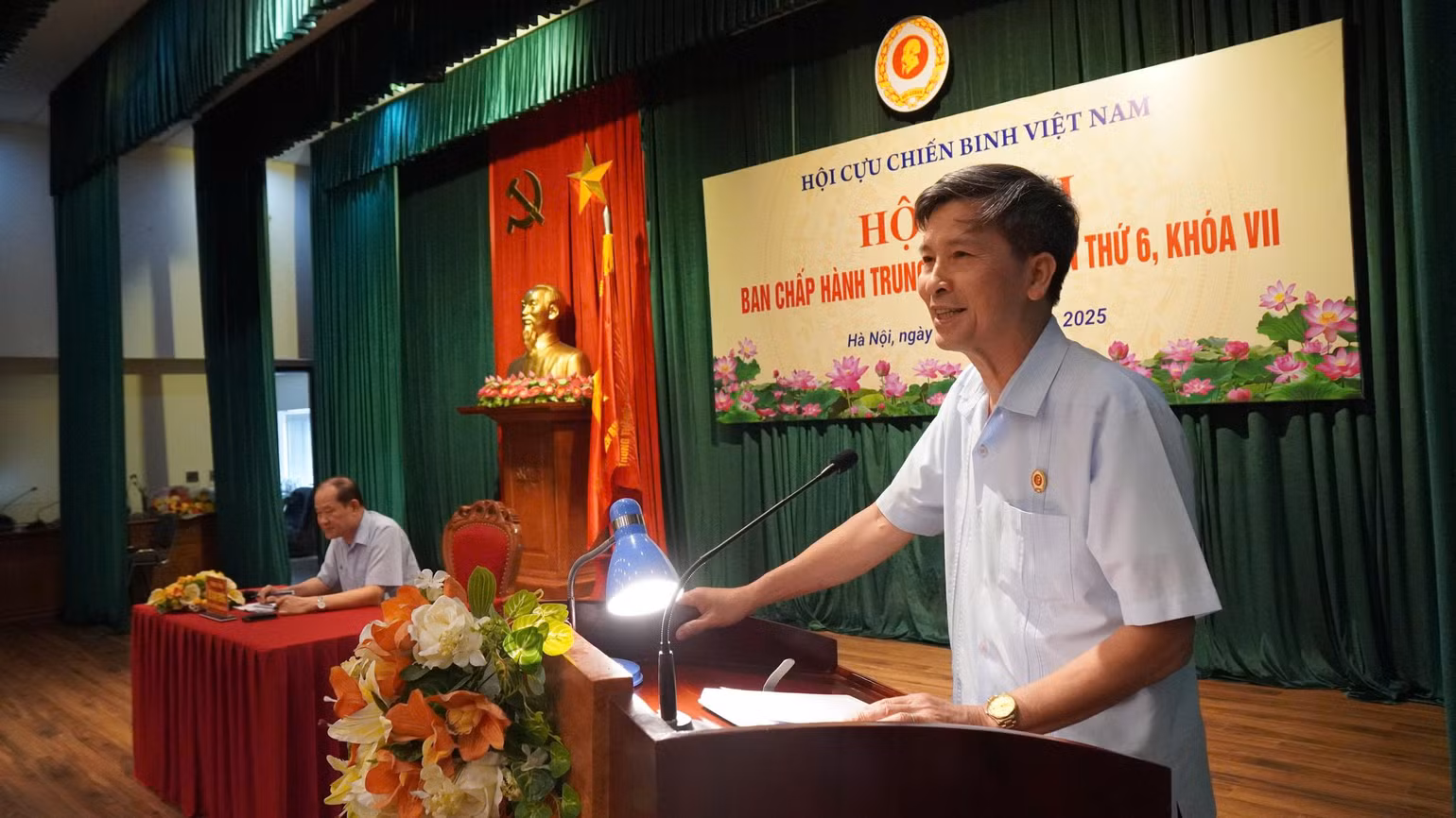 Đại biểu Bùi Văn Tuất, Chủ tịch Hội Cựu chiến binh tỉnh Nam Định, phát biểu.