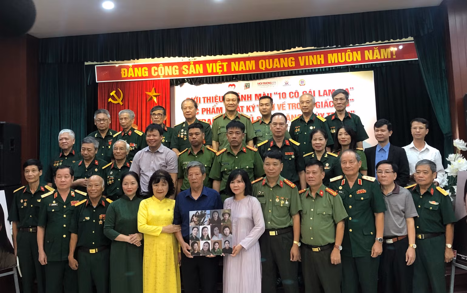 Đại diện Bảo tàng Phụ nữ Việt Nam tiếp nhận di ảnh phục dựng 10 nữ liệt sĩ dân quân Lam Hạ. Đại diện Bảo tàng Phụ nữ Việt Nam tiếp nhận di ảnh phục dựng 10 nữ liệt sĩ dân quân Lam Hạ.
