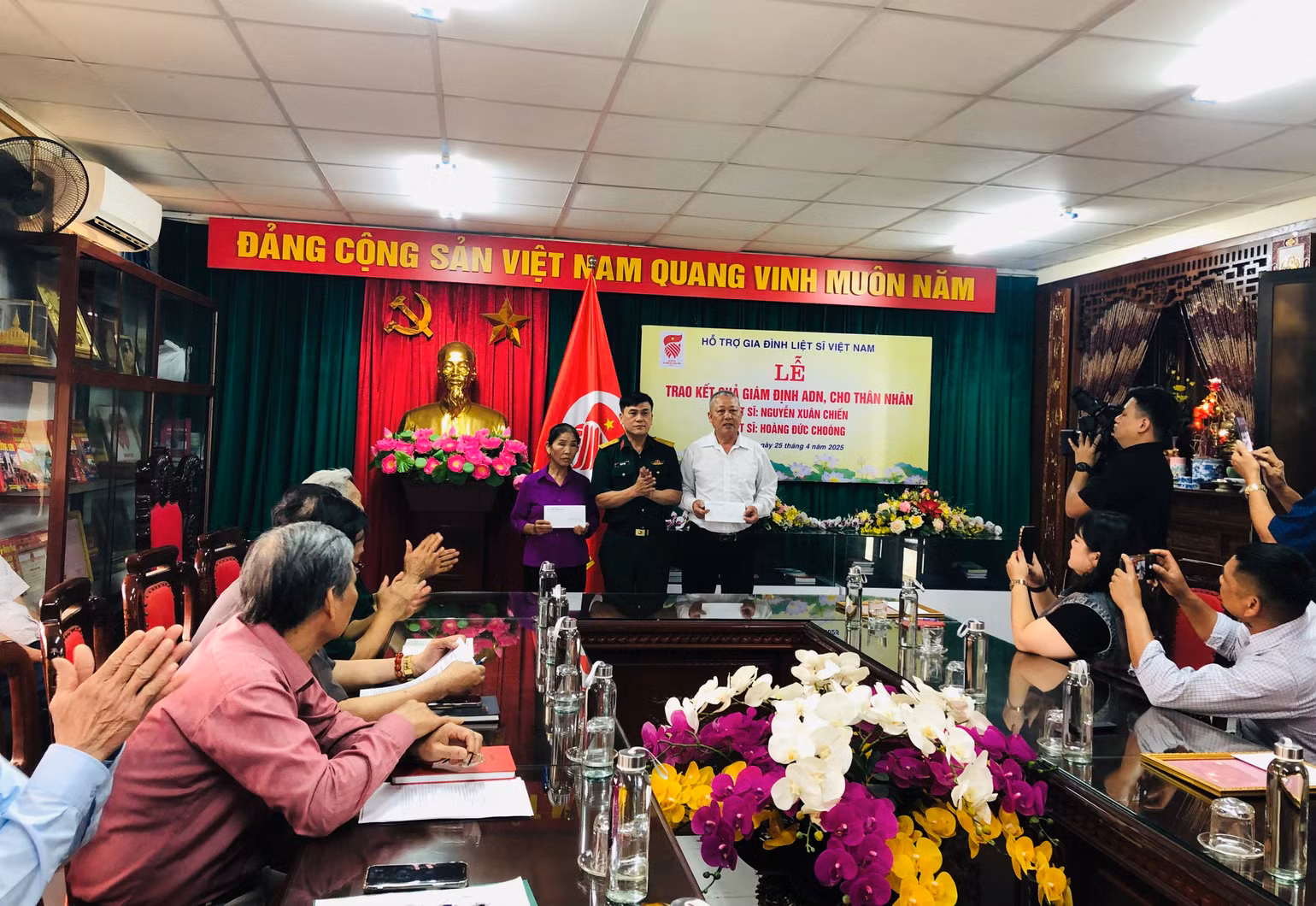 Đại diện Bộ Tư lệnh Công binh trao quà cho thân nhân liệt sĩ. Đại diện Bộ Tư lệnh Công binh trao quà cho thân nhân liệt sĩ.