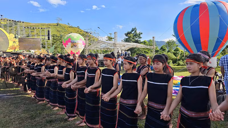 Múa xoang chào mừng lễ hội. Múa xoang chào mừng lễ hội.