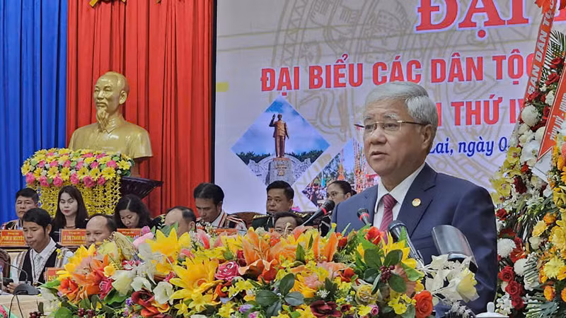 Ủy viên Bộ Chính trị, Bí thư Trung ương Đảng, Chủ tịch Ủy ban Trung ương Mặt trận Tổ quốc Việt Nam Đỗ Văn Chiến phát biểu chỉ đạo Đại hội. Ủy viên Bộ Chính trị, Bí thư Trung ương Đảng, Chủ tịch Ủy ban Trung ương Mặt trận Tổ quốc Việt Nam Đỗ Văn Chiến phát biểu chỉ đạo Đại hội.