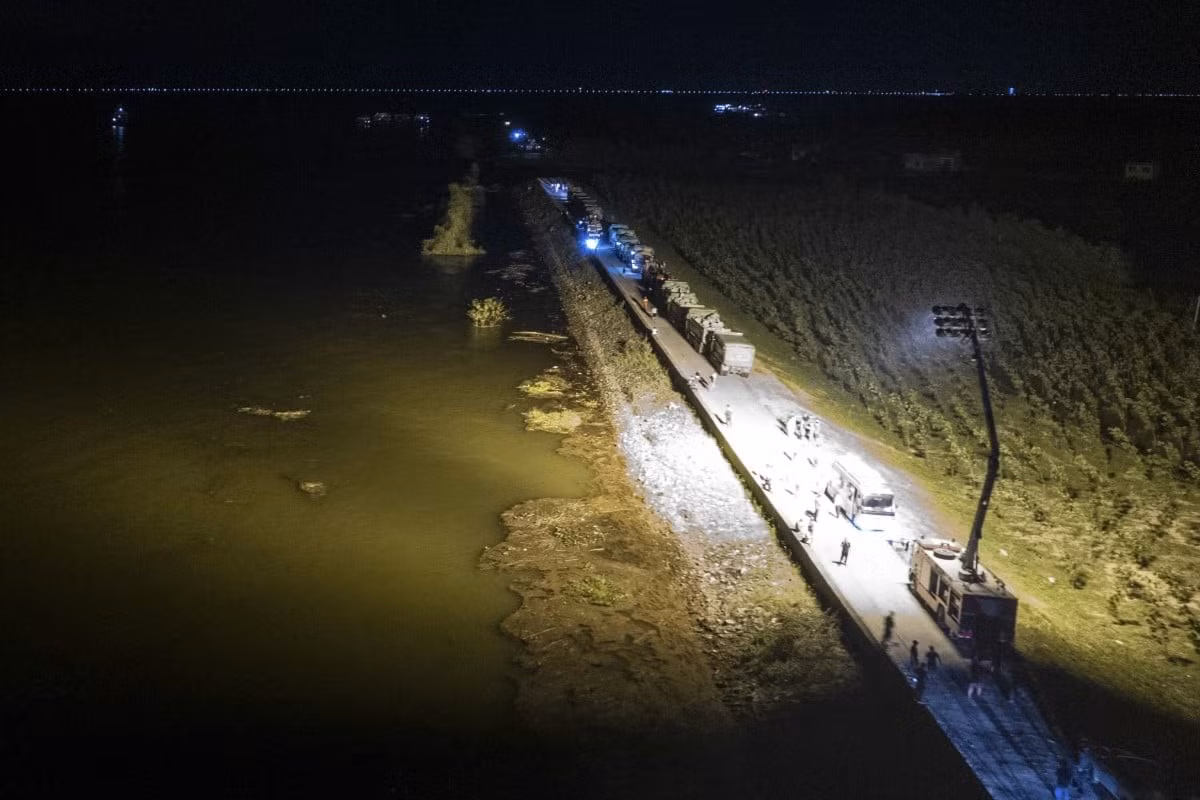 Lực lượng cứu hộ gia cố dọc theo bờ kè tại hồ Động Đình. (Ảnh: xinhua) Lực lượng cứu hộ gia cố dọc theo bờ kè tại hồ Động Đình. (Ảnh: xinhua)