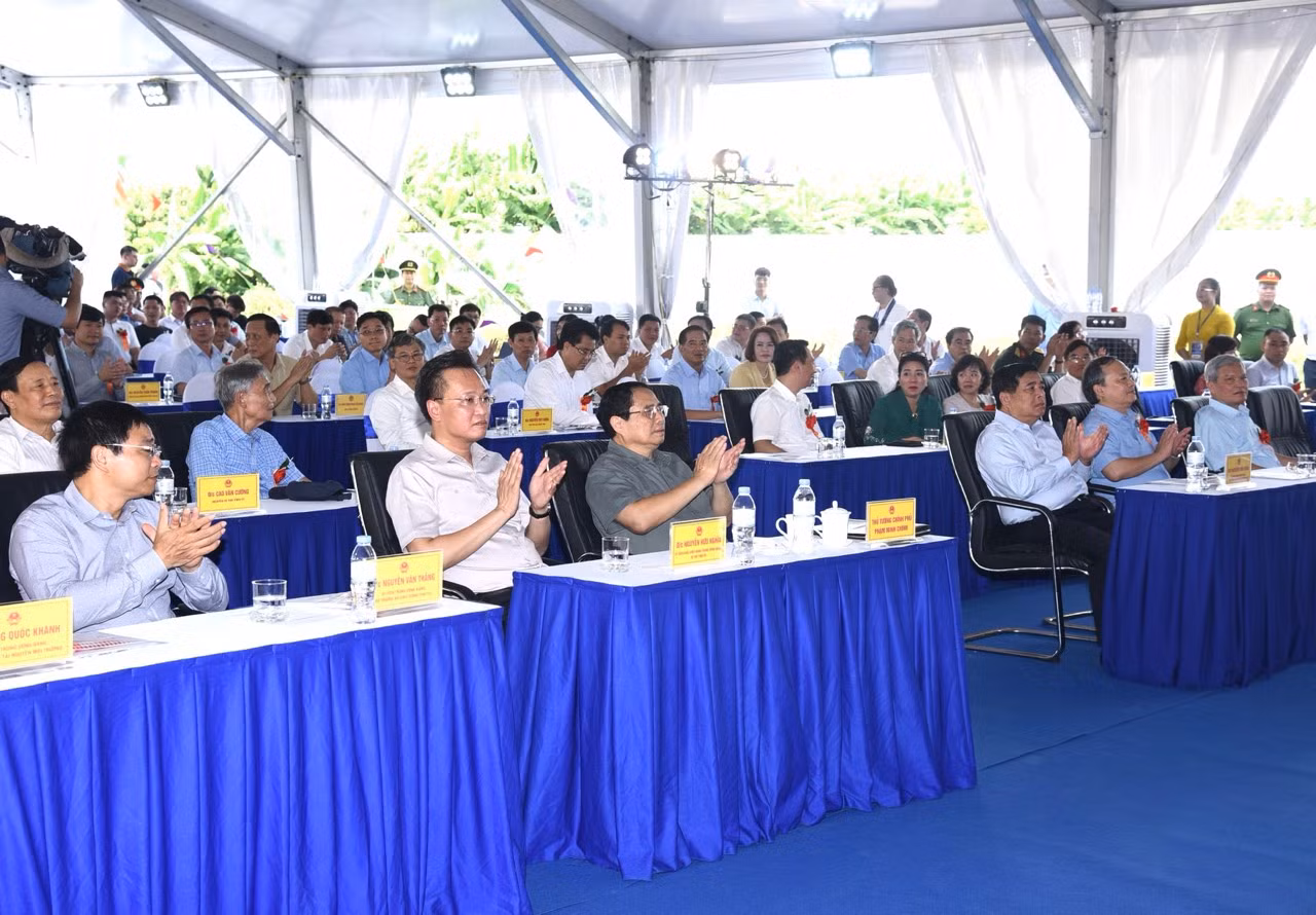 Thủ tướng Phạm Minh Chính và các đại biểu tham dự lễ khánh thành tuyến đường nối 2 tuyến cao tốc. Thủ tướng Phạm Minh Chính và các đại biểu tham dự lễ khánh thành tuyến đường nối 2 tuyến cao tốc.