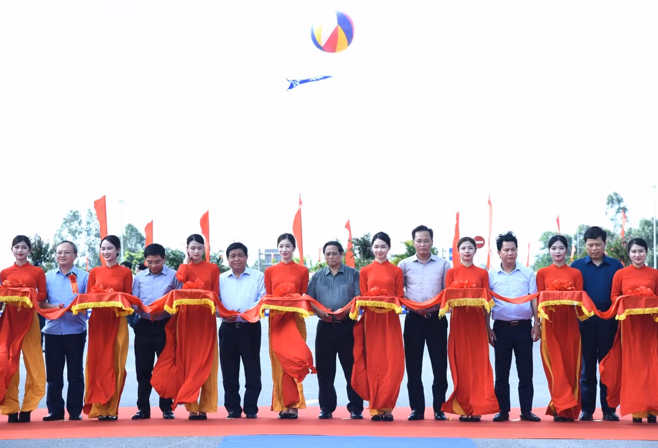 Thủ tướng Phạm Minh Chính và các đồng chí lãnh đạo thực hiện hiện nghi thức cắt băng khánh thành tuyến đường nối 2 tuyến cao tốc. Thủ tướng Phạm Minh Chính và các đồng chí lãnh đạo thực hiện hiện nghi thức cắt băng khánh thành tuyến đường nối 2 tuyến cao tốc.