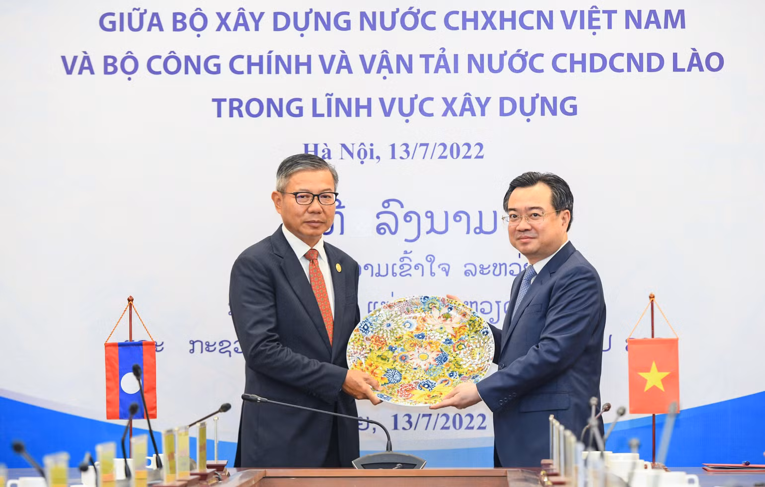Bộ trưởng Xây dựng Nguyễn Thanh Nghị (bên phải) tặng quà lưu niệm Bộ Công chính và Vận tải Lào.
