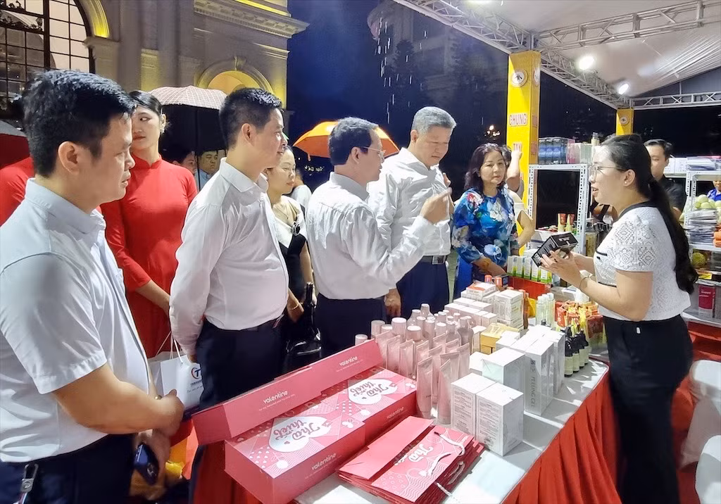 Lãnh đạo thành phố Hà Nội tìm hiểu các sản phẩm, chương trình khuyến mại của doanh nghiệp tham gia.