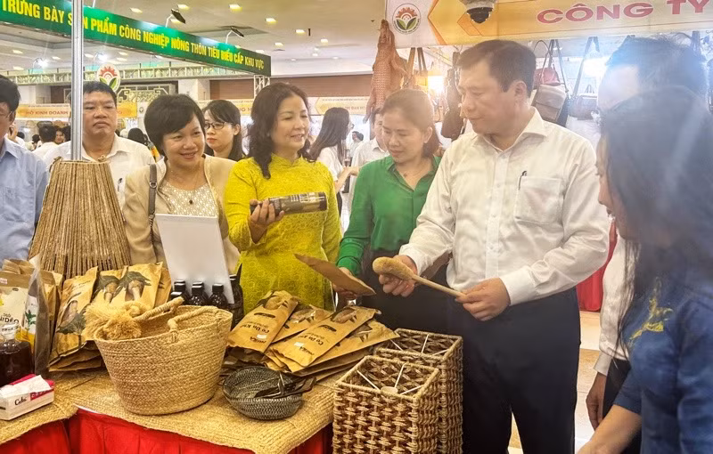 Các đại biểu tham quan gian hàng tại Hội chợ. Các đại biểu tham quan gian hàng tại Hội chợ.