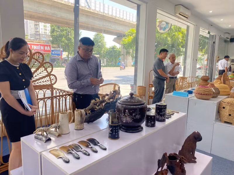Các mẫu thiết kế sản phẩm thủ công mỹ nghệ phải đáp ứng được nhiều tiêu chí như tính thẩm mỹ, thương mại, văn hóa... Các mẫu thiết kế sản phẩm thủ công mỹ nghệ phải đáp ứng được nhiều tiêu chí như tính thẩm mỹ, thương mại, văn hóa...