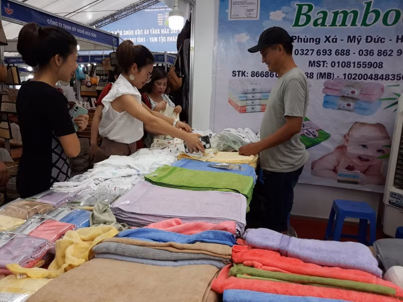 Các doanh nghiệp dệt may giới thiệu sản phẩm tới người tiêu dùng. Các doanh nghiệp dệt may giới thiệu sản phẩm tới người tiêu dùng.