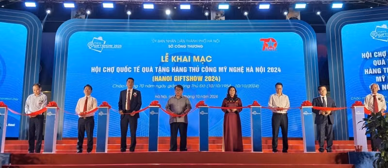 Các đại biểu thực hiện nghi thức cắt băng khai mạc Hội chợ. Các đại biểu thực hiện nghi thức cắt băng khai mạc Hội chợ.