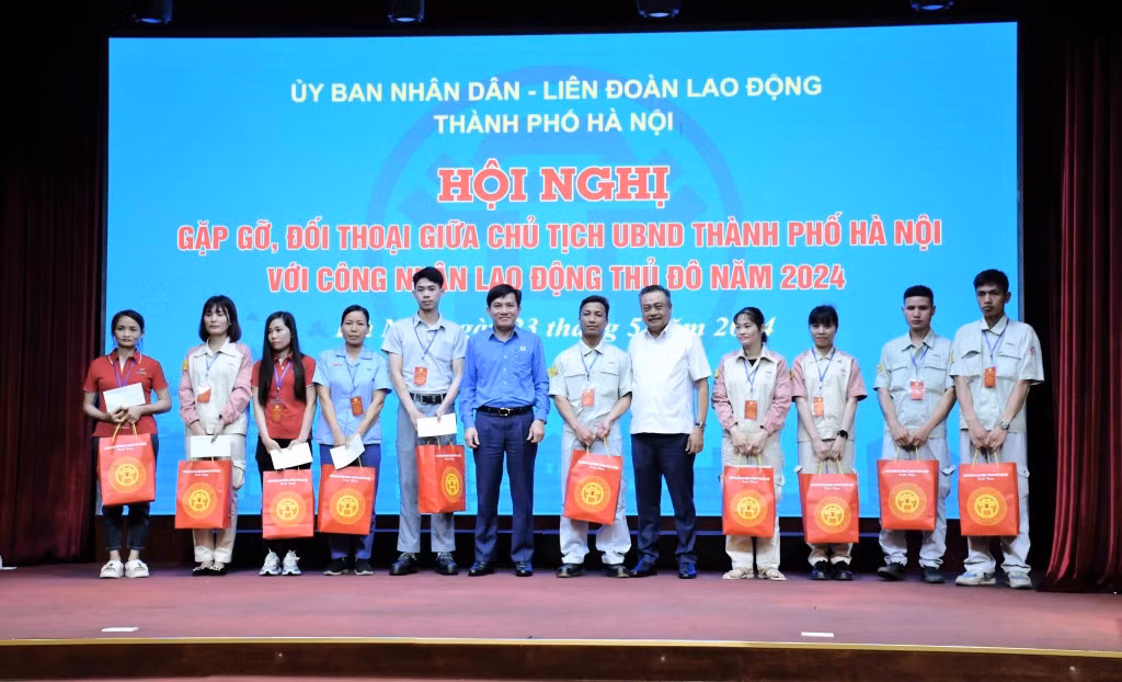Lãnh đạo thành phố tặng quà cho các công nhân, người lao động có hoàn cảnh khó khăn. Lãnh đạo thành phố tặng quà cho các công nhân, người lao động có hoàn cảnh khó khăn.