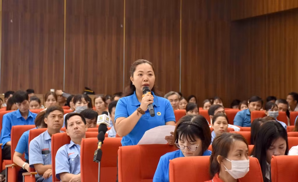Đại diện công nhân, người lao động Thủ đô nêu ý kiến. Đại diện công nhân, người lao động Thủ đô nêu ý kiến.