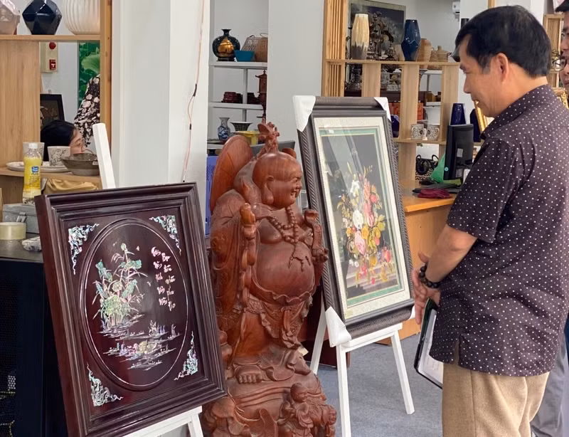 Đây là dịp để công chúng, những người yêu thích, quan tâm sản phẩm hàng thủ công mỹ nghệ có thể chiêm ngưỡng những tác phẩm tiêu biểu nhất. Đây là dịp để công chúng, những người yêu thích, quan tâm sản phẩm hàng thủ công mỹ nghệ có thể chiêm ngưỡng những tác phẩm tiêu biểu nhất.