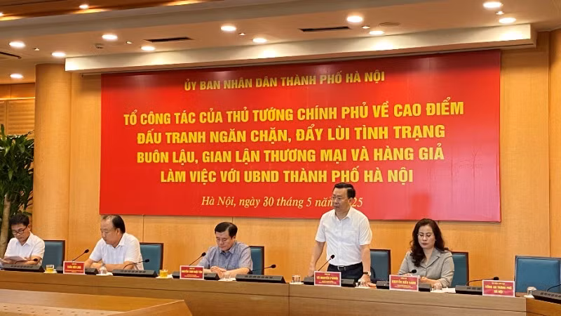 Giám đốc Sở Công thương Hà Nội Võ Nguyên Phong phát biểu ý kiến. (Ảnh: NGUYÊN TRANG)