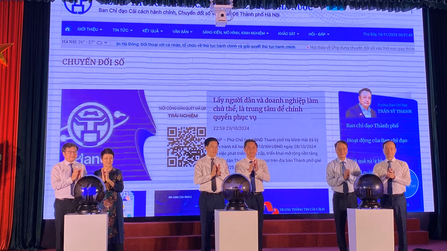 Các đại biểu thực hiện nghi thức ra mắt giao diện Chuyên trang Cải cách hành chính.