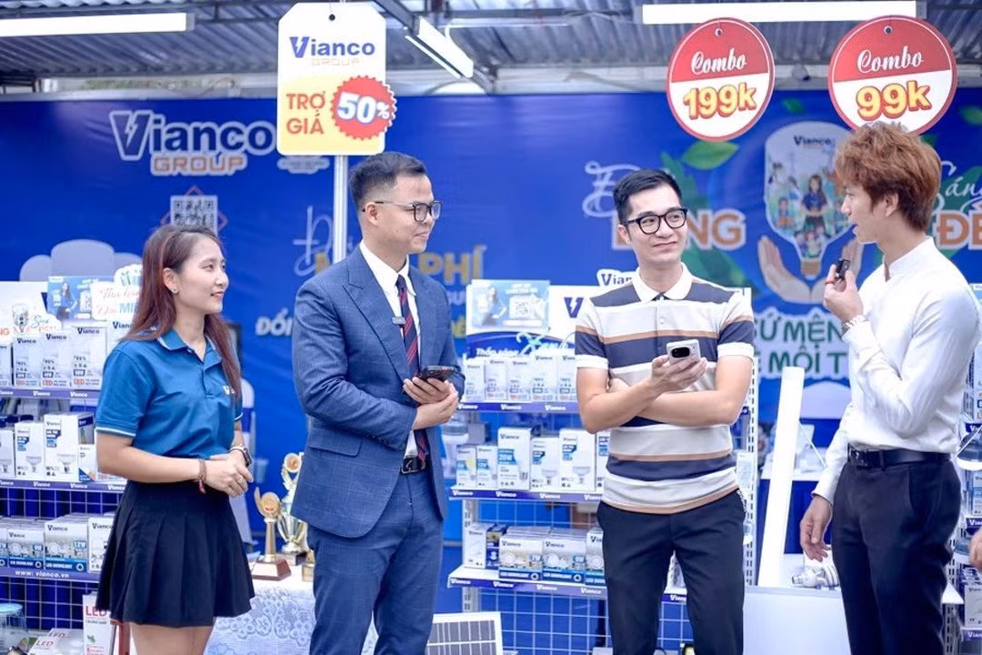 Một buổi livestream bán hàng của doanh nghiệp. Một buổi livestream bán hàng của doanh nghiệp.