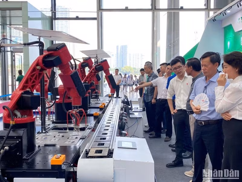 Mô hình ứng dụng robot trong sản xuất của Rạng Đông. Mô hình ứng dụng robot trong sản xuất của Rạng Đông.