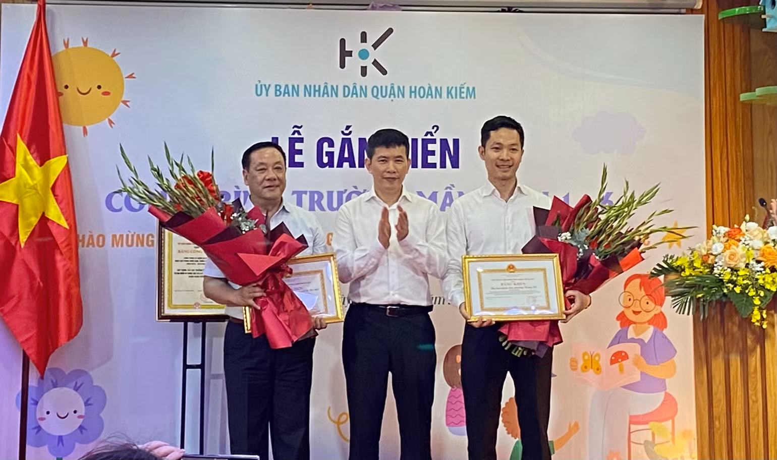 Lãnh đạo quận Hoàn Kiếm trao tặng Bằng khen cho các tập thể, cá nhân có thành tích trong triển khai dự án xây dựng, cải tạo Trường Mầm non 1-6.