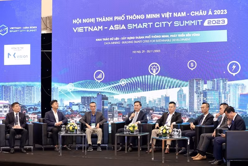 Các đại biểu trao đổi, thảo luận về các giải pháp chuyển đổi số, xây dựng thành phố thông minh.
