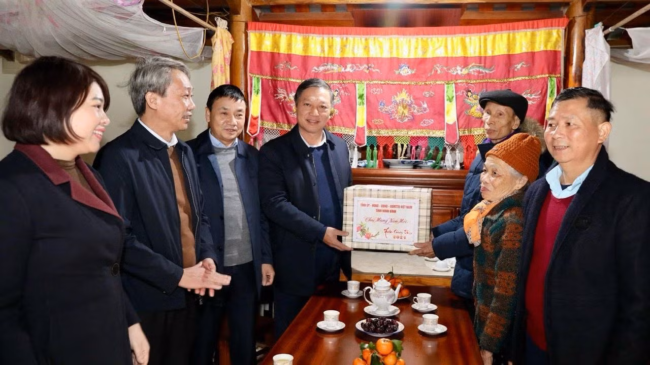 Đồng chí Đinh Việt Dũng, Chủ nhiệm Ủy ban Kiểm tra Tỉnh ủy, Trưởng Đoàn đại biểu Quốc hội tỉnh Ninh Bình thăm, tặng quà Tết cho các gia đình thương binh, người cao tuổi, hộ nghèo trên địa bàn huyện Gia Viễn, tỉnh Ninh Bình. (Ảnh: Minh Quang)