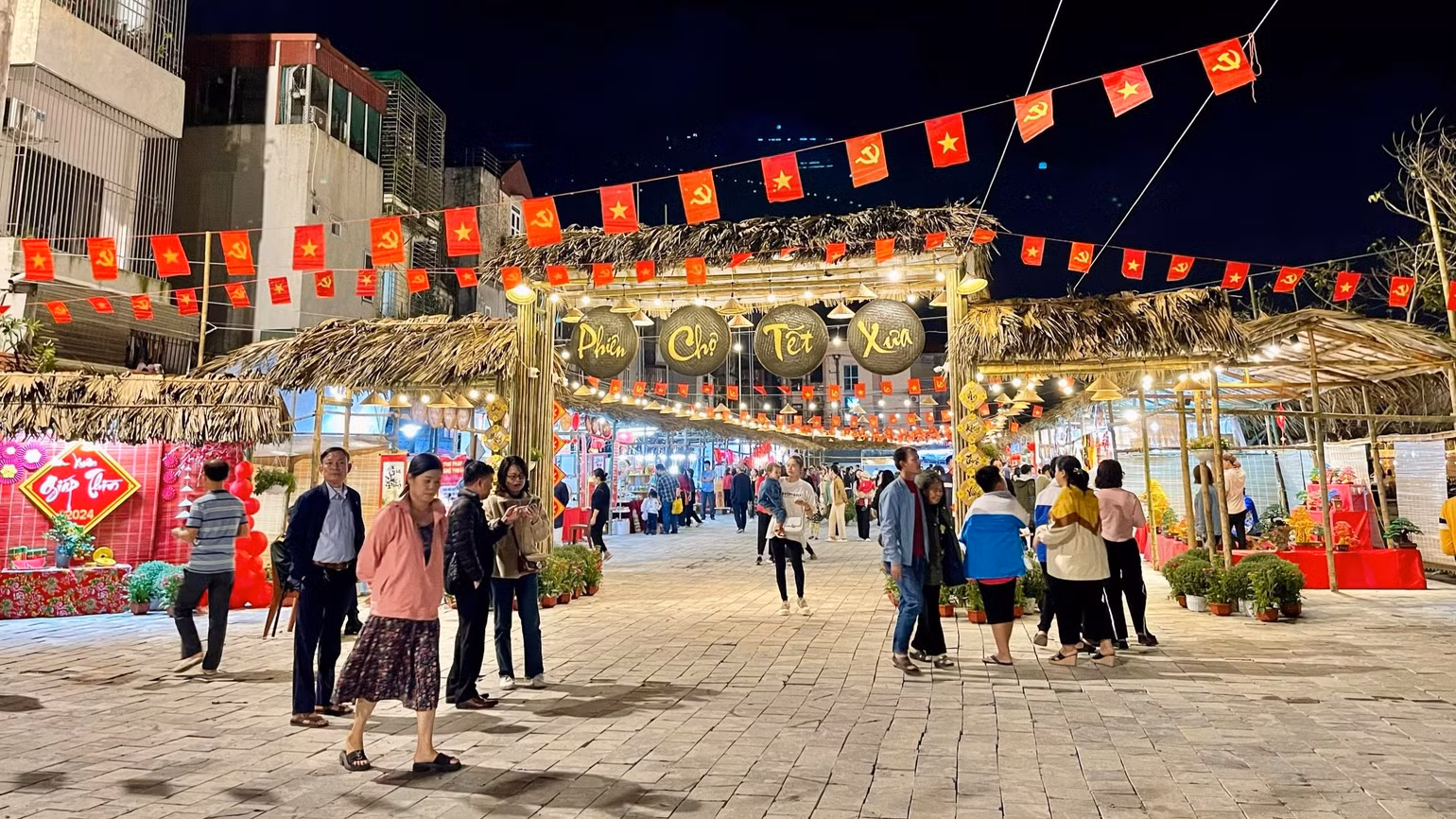Lễ hội Tết xưa và phiên chợ quà tặng du lịch tại Ninh Bình thu hút đông đảo nhân dân và du khách đến tham quan, trải nghiệm. Ảnh: Yến Trinh