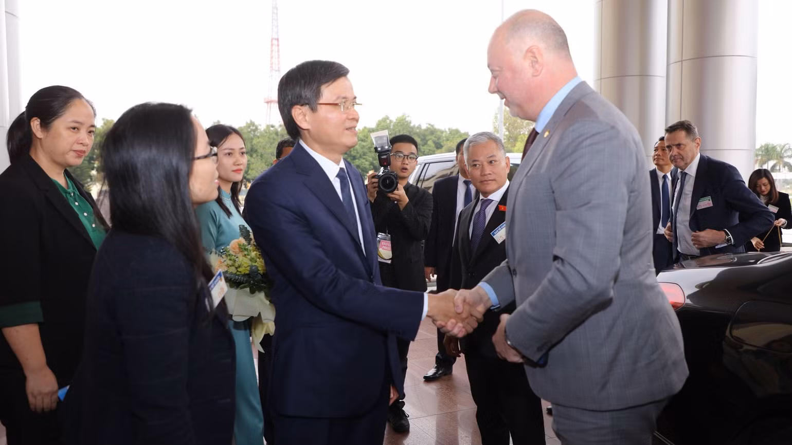 Ngài Rossen Dimitrov Jeliazkov hy vọng rằng, Ninh Bình sẽ cùng với các địa phương tương đồng của đất nước Bulgaria cùng bay cao và bay xa hơn nữa trong tiến trình phát triển vì một xã hội tốt đẹp. Ngài Rossen Dimitrov Jeliazkov hy vọng rằng, Ninh Bình sẽ cùng với các địa phương tương đồng của đất nước Bulgaria cùng bay cao và bay xa hơn nữa trong tiến trình phát triển vì một xã hội tốt đẹp.