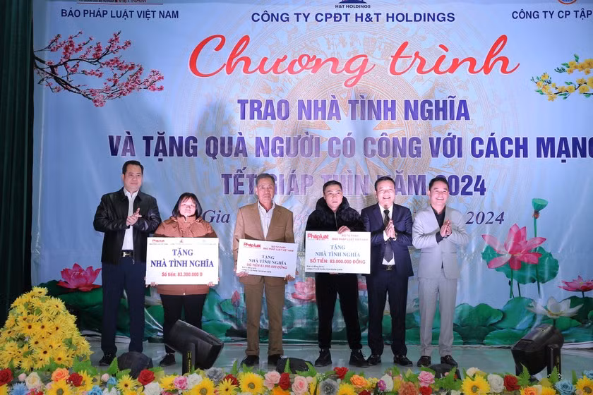Báo Pháp luật Việt Nam đồng hành với các nhà tài trợ trao tặng nhà tình nghĩa tại xã Gia Lâm huyện Nho Quan, Ninh Bình. (Ảnh: Đinh Nhung) Báo Pháp luật Việt Nam đồng hành với các nhà tài trợ trao tặng nhà tình nghĩa tại xã Gia Lâm huyện Nho Quan, Ninh Bình. (Ảnh: Đinh Nhung)