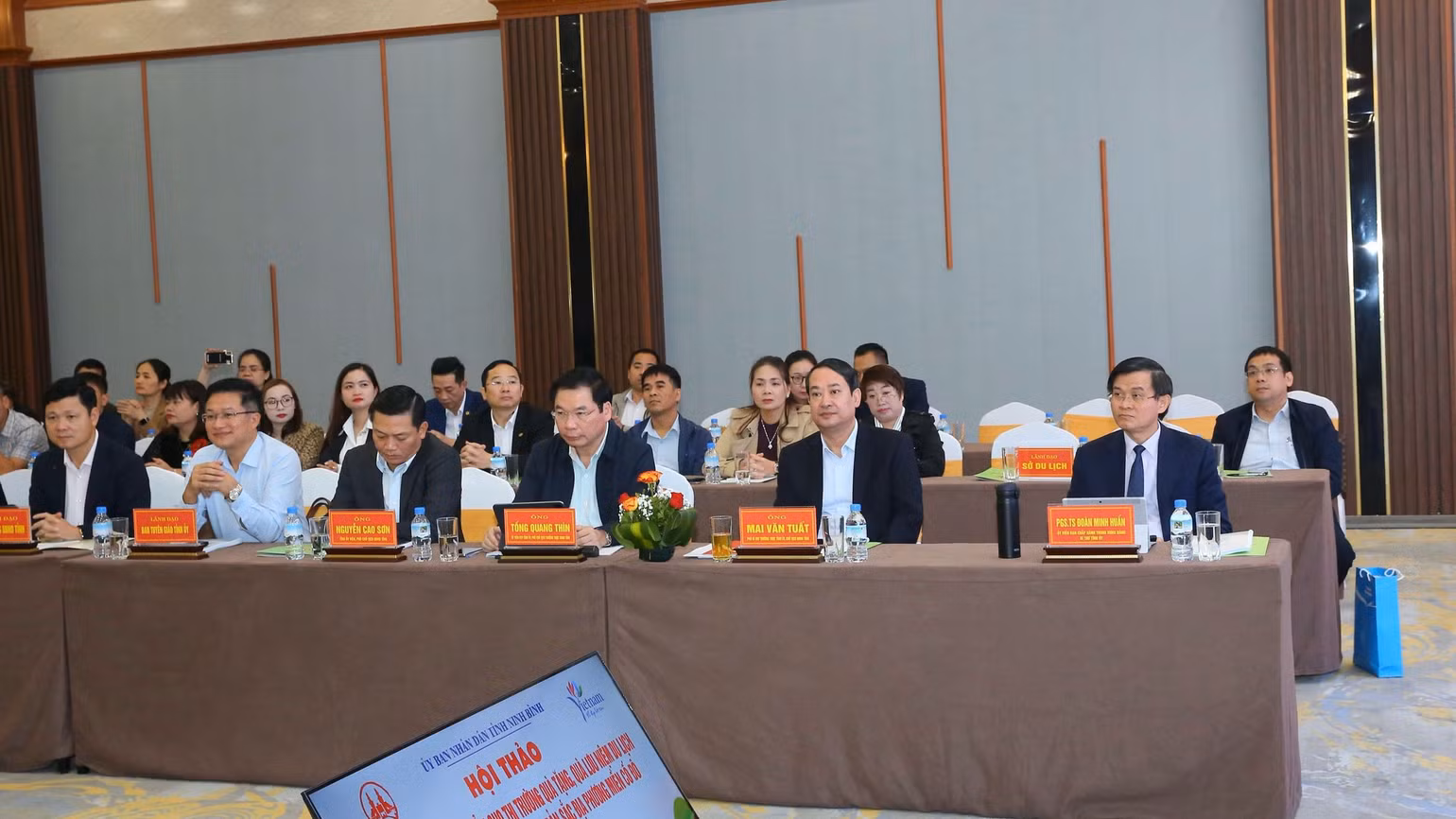 Các đại biểu tham dự hội thảo. Các đại biểu tham dự hội thảo.