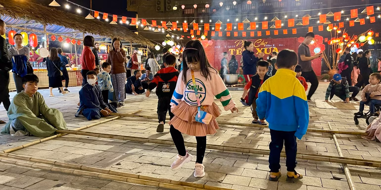 Lễ hội Tết xưa và phiên chợ quà tặng là một trong những sản phẩm du lịch mới, độc đáo, ấn tượng của tỉnh năm 2024 để thu hút, phục vụ nhân dân và khách du lịch đến tham quan, trải nghiệm và lan tỏa các giá trị truyền thống của dân tộc và vùng đất Cố đô Hoa Lư lịch sử. Ảnh: Yến Trinh