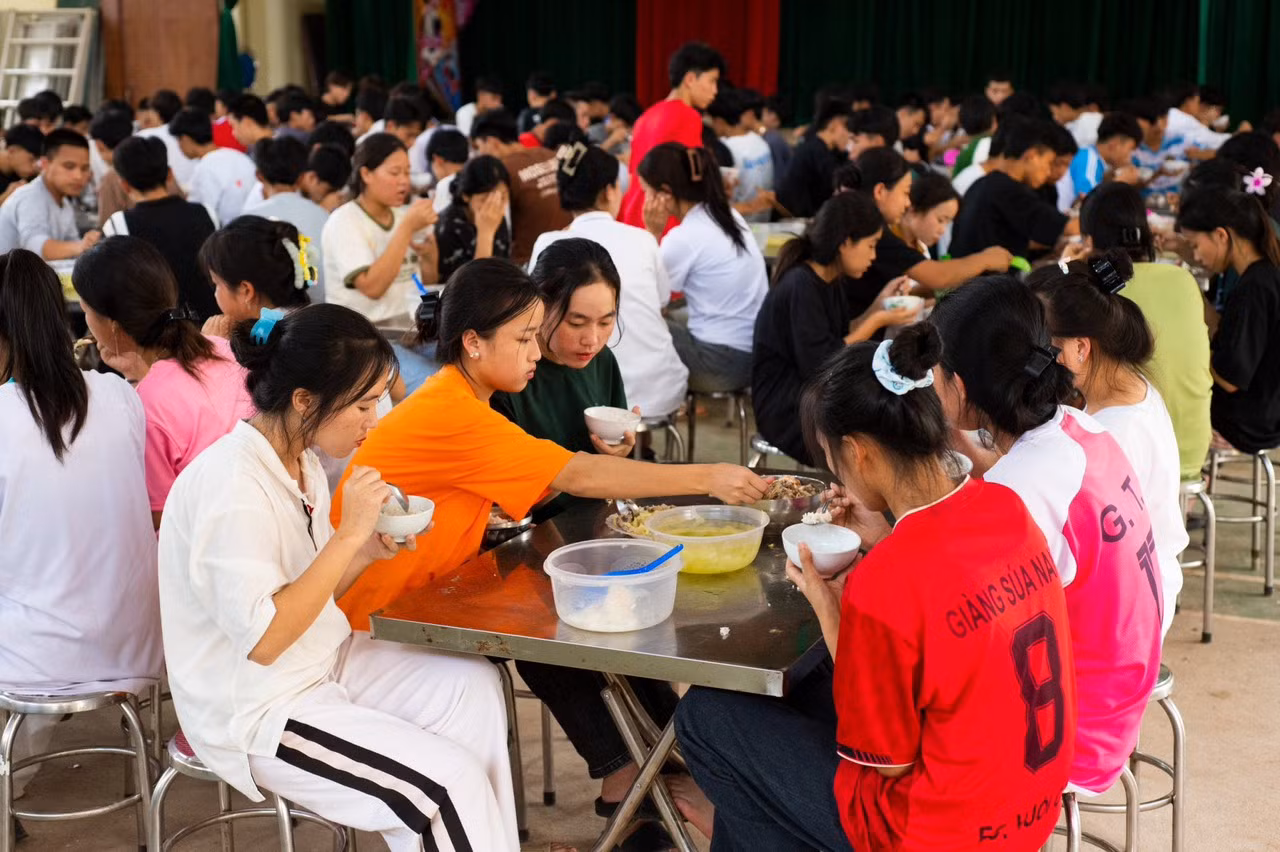 Từ nay đến khi kết thúc kỳ thi tốt nghiệp trung học phổ thông, các học sinh Trường Trung học phổ thông huyện Mường Nhé đều được các thầy, cô giáo nấu ăn cho các em và học tại trường; giúp các em có nhiều thời gian ôn luyện. Từ nay đến khi kết thúc kỳ thi tốt nghiệp trung học phổ thông, các học sinh Trường Trung học phổ thông huyện Mường Nhé đều được các thầy, cô giáo nấu ăn cho các em và học tại trường; giúp các em có nhiều thời gian ôn luyện.