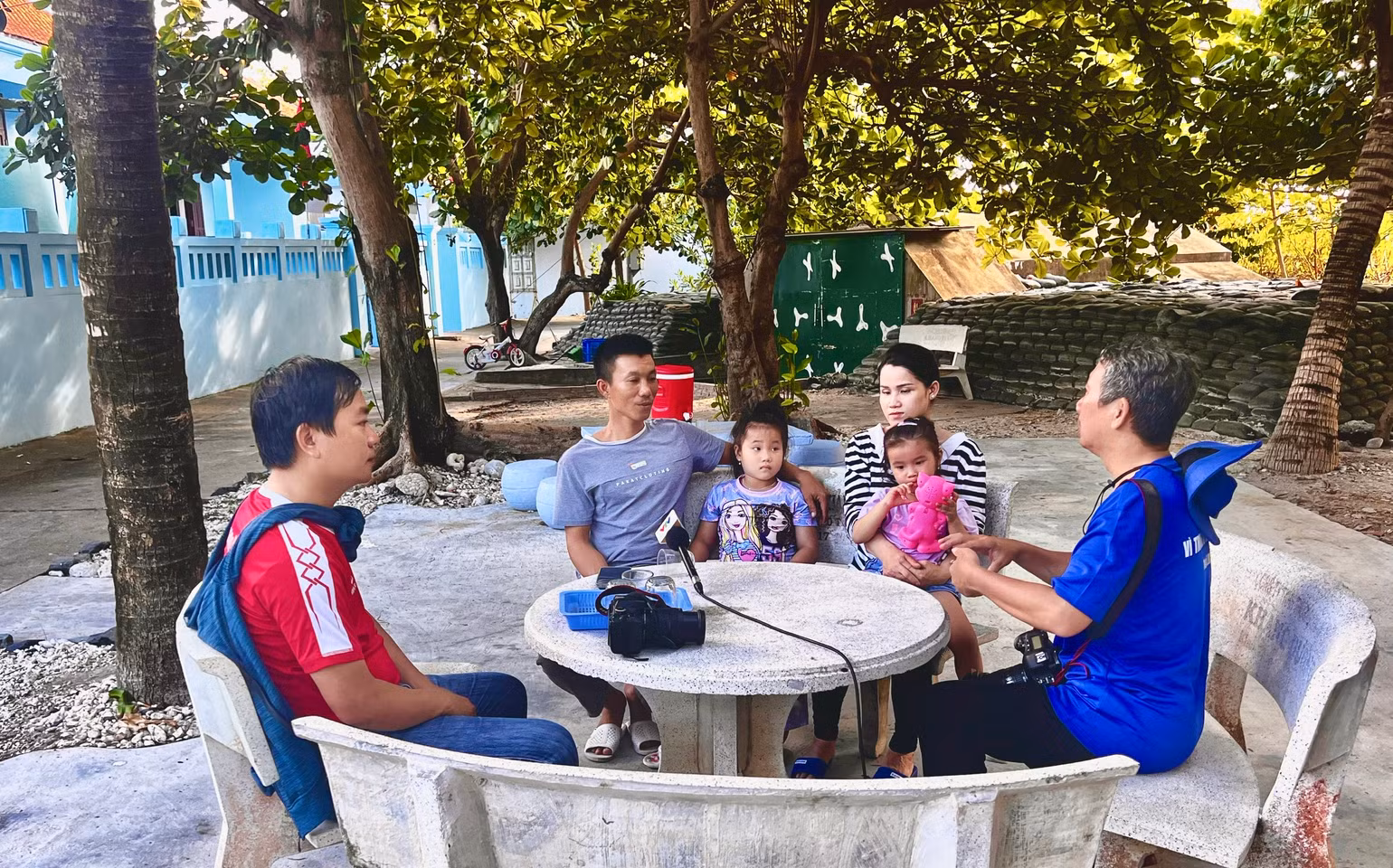 Nhà báo Phan Thanh Vũ và nhà báo Trần Quang Quý phỏng vấn một gia đình sinh sống trên đảo Trường Sa lớn. Nhà báo Phan Thanh Vũ và nhà báo Trần Quang Quý phỏng vấn một gia đình sinh sống trên đảo Trường Sa lớn.