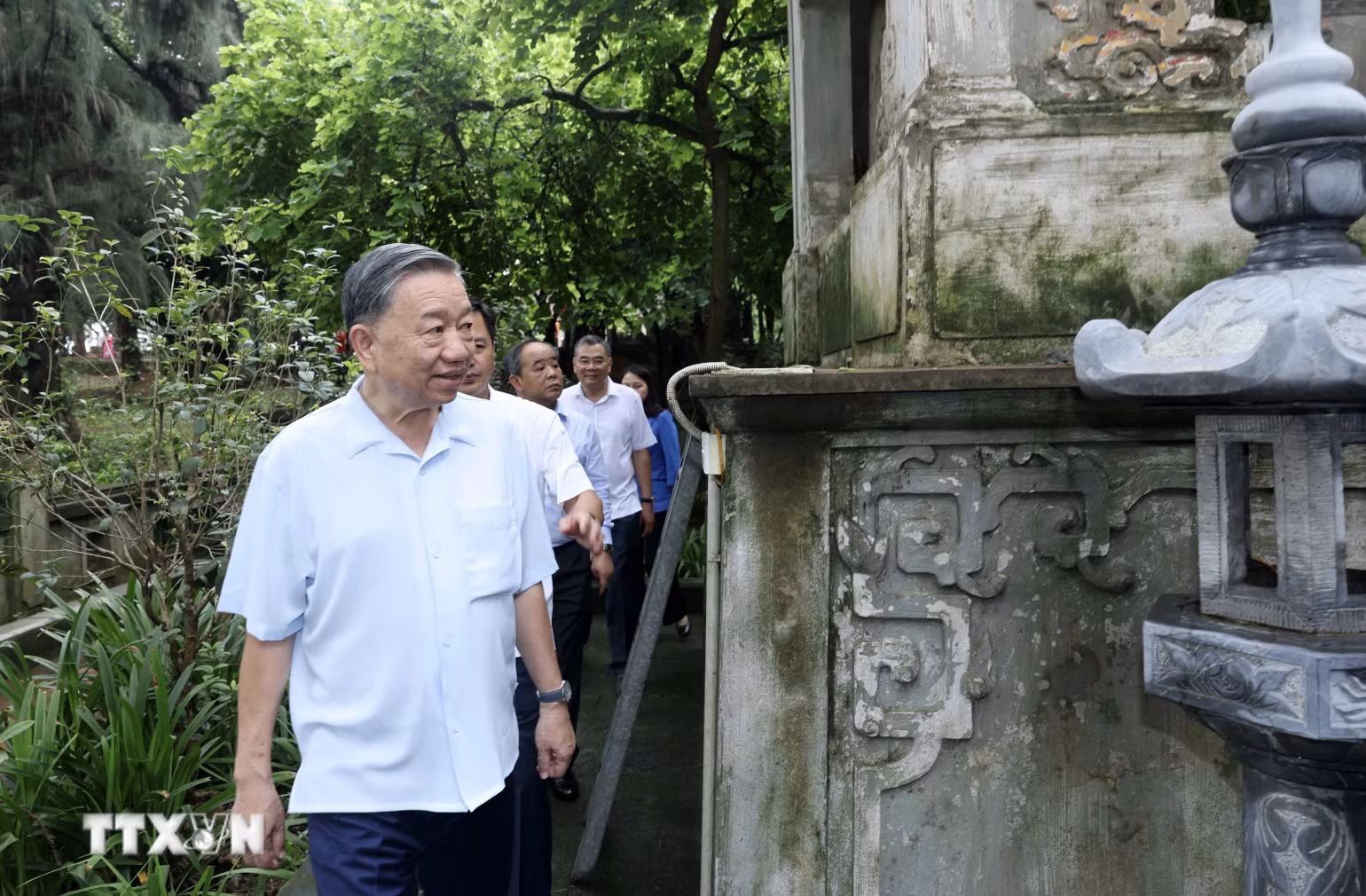 Chủ tịch nước Tô Lâm tham quan Lăng Đức Vua Ngô Quyền tại thôn Cam Lâm.