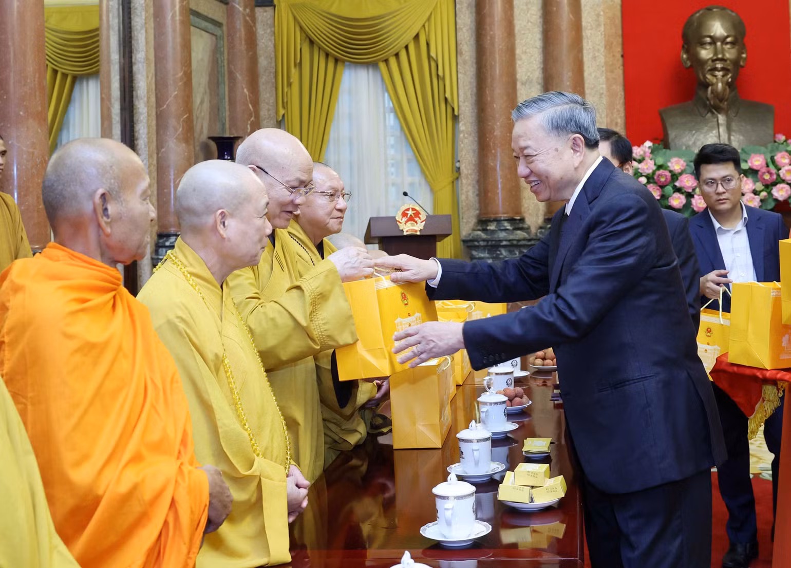 Chủ tịch nước Tô Lâm tặng quà cho các đại biểu. (Ảnh: TTXVN) Chủ tịch nước Tô Lâm tặng quà cho các đại biểu. (Ảnh: TTXVN)