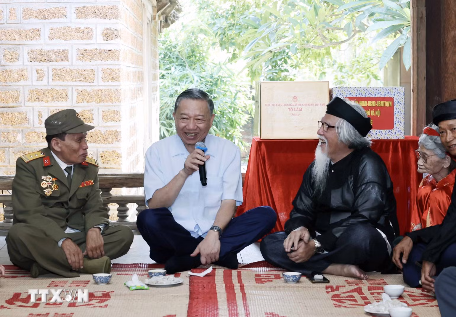 Chủ tịch nước Tô Lâm thăm hỏi, nói chuyện thân mật với các tầng lớp nhân dân tại đình Mông Phụ, Làng cổ Đường Lâm.