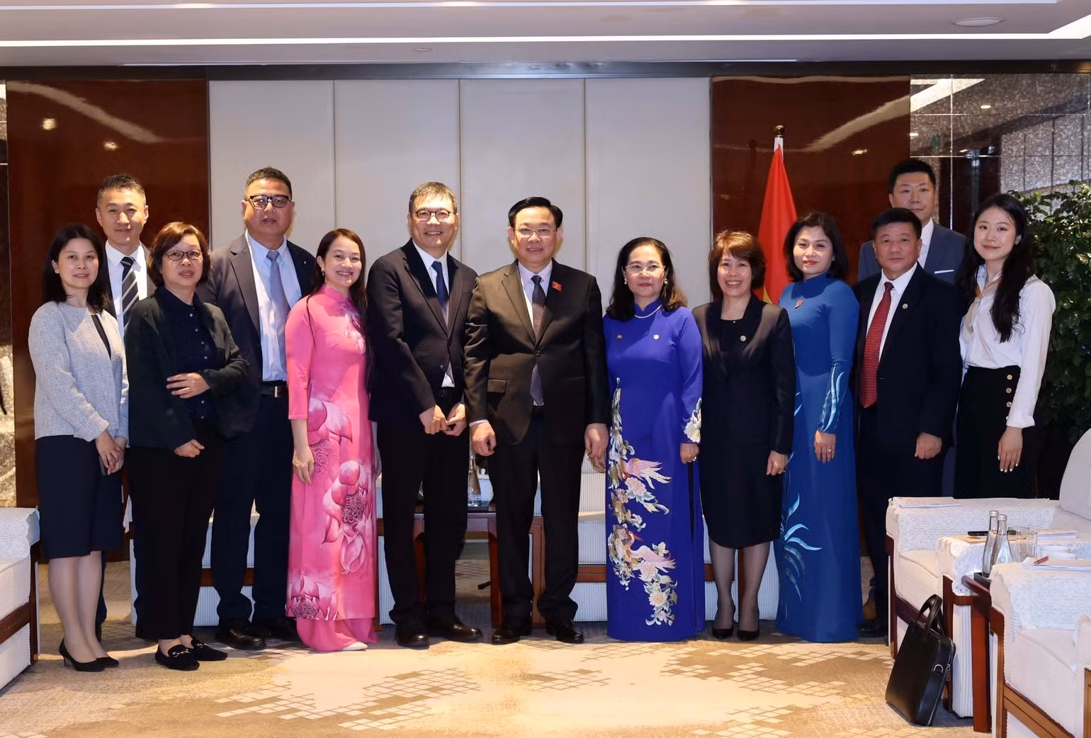 Chủ tịch Quốc hội Vương Đình Huệ tiếp ông Hồng Thiên Chúc (Hong Tian Zhu), Chủ tịch Tập đoàn Texhong. Chủ tịch Quốc hội Vương Đình Huệ tiếp ông Hồng Thiên Chúc (Hong Tian Zhu), Chủ tịch Tập đoàn Texhong.