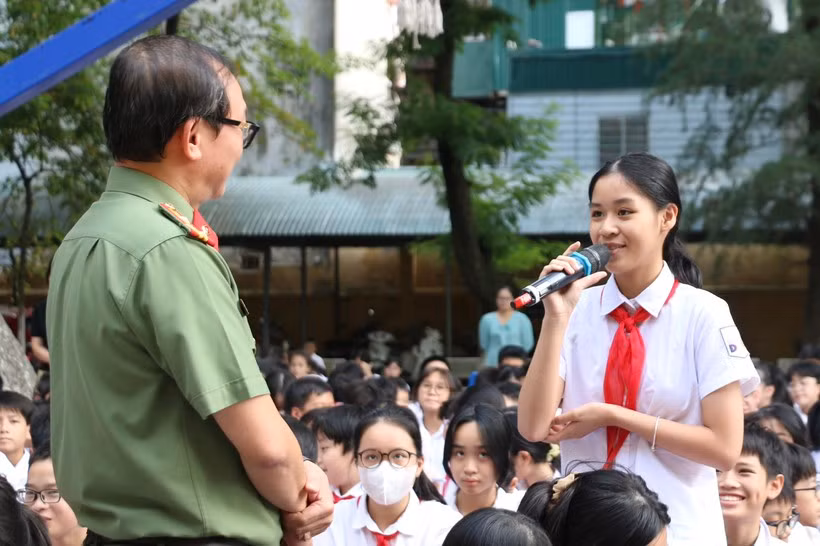 Chuyên gia giao lưu với học sinh nhà trường.